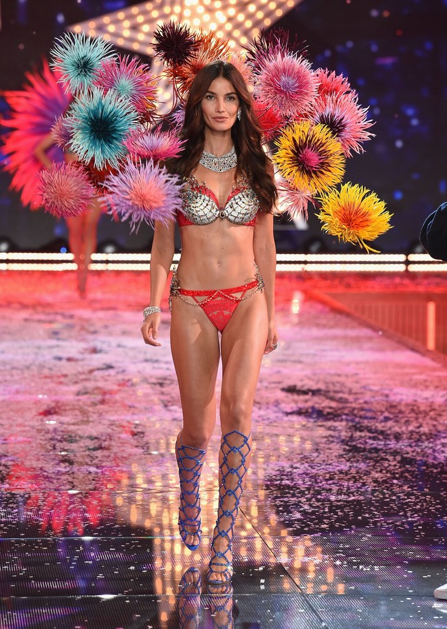 Salah satu Angel senior sejak tahun 2010, Lily Aldridge memakai Fantasy Bra bertema kembang api yang dirancang oleh Mouawad. Bra yang dipamerkan pada fashion show Victorias Secret 2015 ini berharga sampai US$ 2 juta atau Rp 29 miliar. Foto: Getty Images