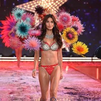Salah satu Angel senior sejak tahun 2010, Lily Aldridge memakai Fantasy Bra bertema kembang api yang dirancang oleh Mouawad. Bra yang dipamerkan pada fashion show Victorias Secret 2015 ini berharga sampai US$ 2 juta atau Rp 29 miliar. Foto: Getty Images