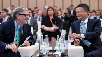 Jelang akhir tahun, Bill Gates dan Jack Ma berjumpa. Dua dedengkot di jagat teknologi ini tampak berbicara akrab dalam satu ruangan. Pertemuan langka antara pendiri Microsoft dan pendiri Alibaba itu berlangsung pada event China International Import Expo yang tengah berlangsung di Shanghai. Sebuah pameran perdagangan dengan 3.000 peserta dari 100 negara. Foto: Getty Images