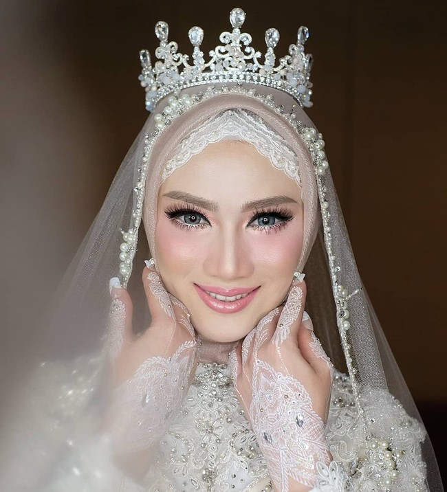 Jika tidak ingin memakai hijab berpayet, tiara atau mahkota kecil bisa jadi pilihan. Menurut Ayu Dyah Andari, tiara masih jadi favorit karena kebanyakan hijabers ingin tampil bak putri saat menikah. Foto: Instagram/SerhanHennaArt_Bandung