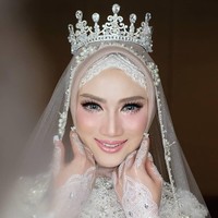 Jika tidak ingin memakai hijab berpayet, tiara atau mahkota kecil bisa jadi pilihan. Menurut Ayu Dyah Andari, tiara masih jadi favorit karena kebanyakan hijabers ingin tampil bak putri saat menikah. Foto: Instagram/SerhanHennaArt_Bandung