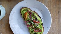Sourdough juga bisa digunakan dibuat menjadi open sandwich. Cukup potong dan beri topping seperti alpukat dan tomat begini. Foto: Instagram carofuenteslainez