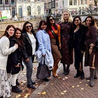 Di antara teman-temannya, tampak aktris Sophie Turner ikut bergabung dalam pesta lajang. Sophie merupakan tunangan dari kakak Nick Jonas, Joe Jonas. Foto: Instagram/@priyankachopra