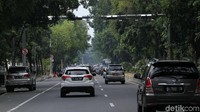 Anies mengatakan ia tak mau terkesan membatasi dan menghukum masyarakat lewat kebijakan jalan berbayar. Ia ingin agar sarana transportasi alternatif tersedia dengan baik dulu.