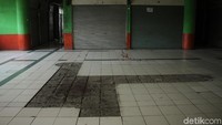 Lantai pasar terlihat rusak parah.