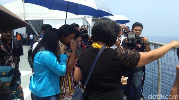 Keluarga korban Lion Air PK-LQP tabur bunga dari KRI Banjarmasin