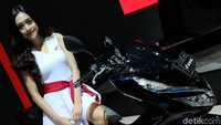 Salah satu usher Honda saat pamer senyum manis di IMOS 2018.