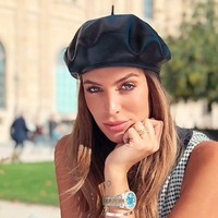 Namun apalah arti segala perbedaan jika sudah saling cinta. Hingga kini pernikahan keduanya langgeng dan dikaruniai tiga anak.  Foto: Instagram