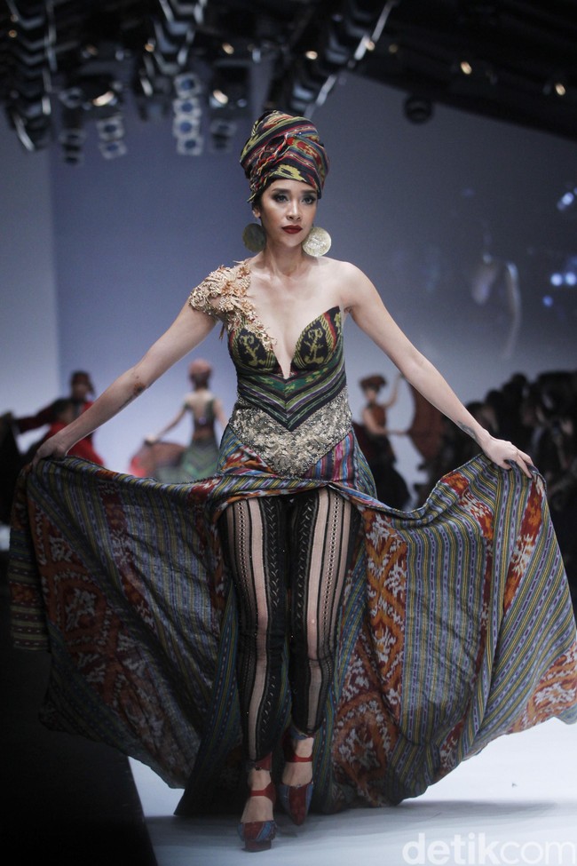 Anne Avantie merilis koleksi busana tenun dalam fashion show bertajuk Badai Pasti Berlalu, di Jakarta Fashion Week 2019, Senayan City, Jakarta, Selasa [23/10/2018]. Foto: Mohamamd Abduh/Wolipop