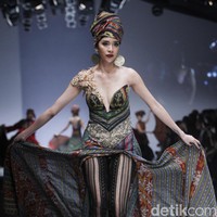 Anne Avantie merilis koleksi busana tenun dalam fashion show bertajuk Badai Pasti Berlalu, di Jakarta Fashion Week 2019, Senayan City, Jakarta, Selasa [23/10/2018]. Foto: Mohamamd Abduh/Wolipop
