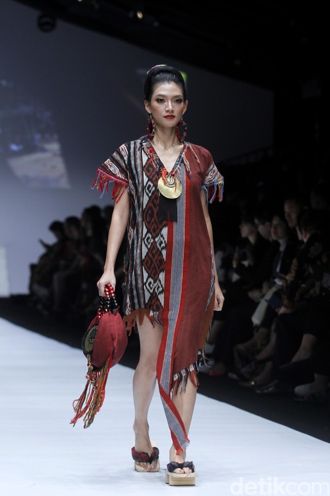 Anne Avantie merilis koleksi busana tenun dalam fashion show bertajuk Badai Pasti Berlalu, di Jakarta Fashion Week 2019, Senayan City, Jakarta, Selasa [23/10/2018]. Foto: Mohamamd Abduh/Wolipop