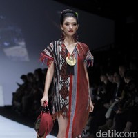 Anne Avantie merilis koleksi busana tenun dalam fashion show bertajuk Badai Pasti Berlalu, di Jakarta Fashion Week 2019, Senayan City, Jakarta, Selasa [23/10/2018]. Foto: Mohamamd Abduh/Wolipop