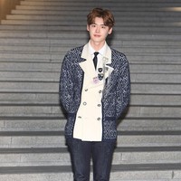 Selain kemampuan akting yang mumpuni, Lee Jong Suk juga terbilang pintar. Ia salah satu dari 2.200 orang yang lolos seleksi masuk Konkuk University, dari 21.268 pendaftar. Konkuk University merupakan salah satu universitas bergengsi di Korea Selatan. Foto: Getty Images