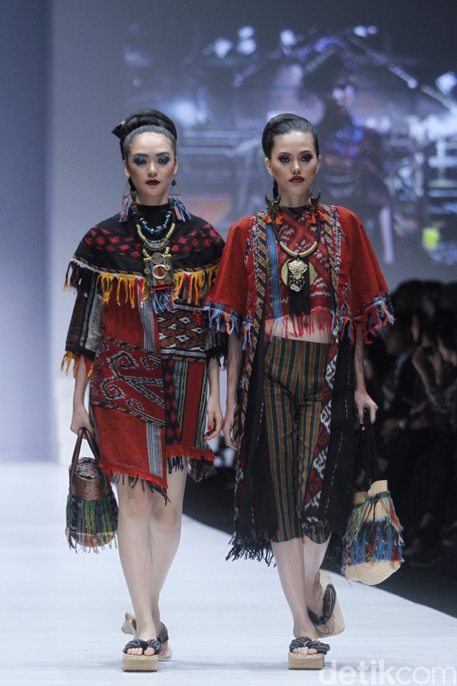 Anne Avantie merilis koleksi busana tenun dalam fashion show bertajuk Badai Pasti Berlalu, di Jakarta Fashion Week 2019, Senayan City, Jakarta, Selasa [23/10/2018]. Foto: Mohamamd Abduh/Wolipop