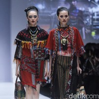 Anne Avantie merilis koleksi busana tenun dalam fashion show bertajuk Badai Pasti Berlalu, di Jakarta Fashion Week 2019, Senayan City, Jakarta, Selasa [23/10/2018]. Foto: Mohamamd Abduh/Wolipop