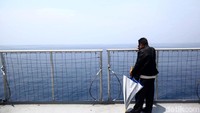 Seorang keluarga korban memandang haru perairan Laut utara Karawang yang menjadi lokasi jatuhnya pesawat Lion Air PK-LQP.