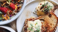  Meski sudah matang, sourdough bisa dipanggang ulang dan diberi topping krim yang gurih. Kelihatannya enak, ya. Foto: Instagram judyhalowa