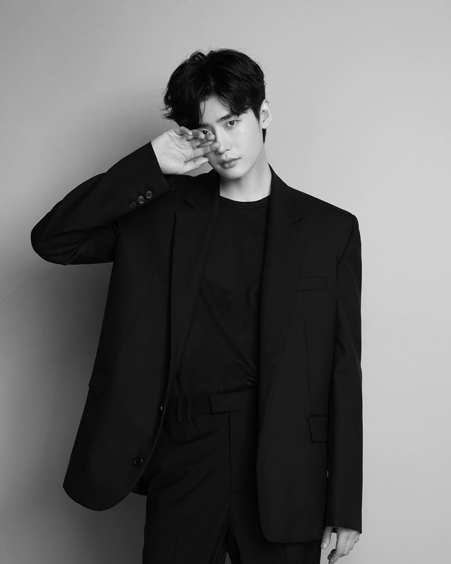 Seperti dikutip dari SBS.com, pria dengan tinggi 186 cm ini pernah latihan terbang selama tiga bulan, dan bisa menerbangkan pesawat. Foto: Instagram/@jongsuk0206