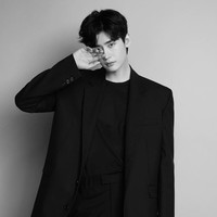 Seperti dikutip dari SBS.com, pria dengan tinggi 186 cm ini pernah latihan terbang selama tiga bulan, dan bisa menerbangkan pesawat. Foto: Instagram/@jongsuk0206