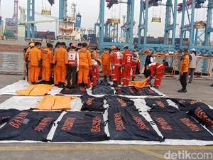Kapal RIB Bawa 20 Kantong Jenazah dari Titik Jatuh Lion Air PK-LQP