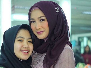 7 Momen Manis Desy Ratnasari dengan Anak