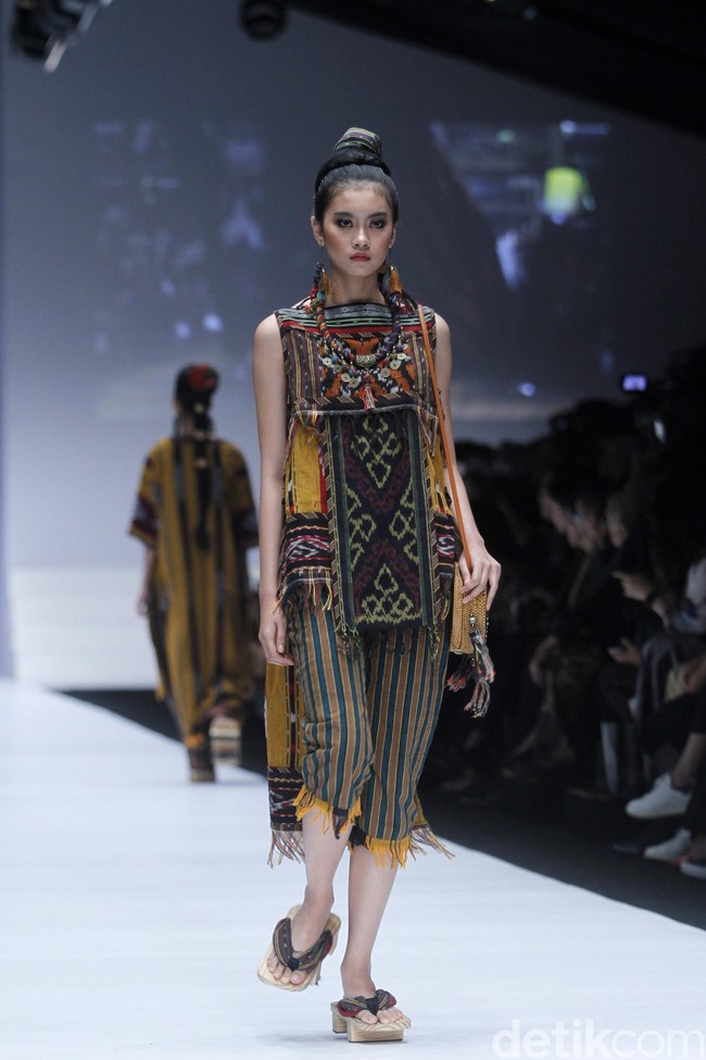 Anne Avantie merilis koleksi busana tenun dalam fashion show bertajuk Badai Pasti Berlalu, di Jakarta Fashion Week 2019, Senayan City, Jakarta, Selasa [23/10/2018]. Foto: Mohamamd Abduh/Wolipop