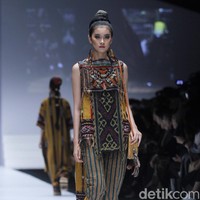 Anne Avantie merilis koleksi busana tenun dalam fashion show bertajuk Badai Pasti Berlalu, di Jakarta Fashion Week 2019, Senayan City, Jakarta, Selasa [23/10/2018]. Foto: Mohamamd Abduh/Wolipop