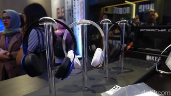 Selain speaker, KEF juga menjual headset. (Foto: detikINET/Josina)
