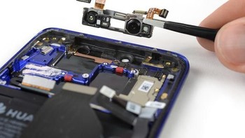 Ini adalah panel yang tersimpan di balik poni layarnya. Ada kamera depan dan berbagai sensor lain di dalamnya. Foto: Istimewa/iFixit