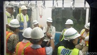 Jokowi yang mengenakan kemeja putih lengan panjang dan helm keselamatan itu didampingi oleh Menteri Perhubungan Budi Karya Sumadi, Gubernur DKI Jakarta Anies Baswedan dan Direktur Utama MRT Jakarta Willliam Sabandar.