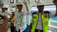 Jokowi dan Anies berdiri bersisian saat kereta melaju. Foto: Iin Yumiyanti/detikcom