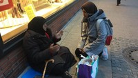 Masyarakat Indonesia di Jerman menggelar aksi solidaritas sosial melalui program Indonesia fuer Deutschland (IFD). IFD merupakan kegiatan amal berupa pemberian bingkisan kepada masyarakat Jerman yang tidak mampu. (dok. KBRI Berlin)