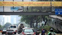 Pemerintah Provinsi (Pemprov) DKI Jakarta mulai merevitalisasi tiga jembatan penyeberangan orang (JPO) yang berada di sepanjang Jalan Sudirman, Jakarta, Selasa (6/11/2018).