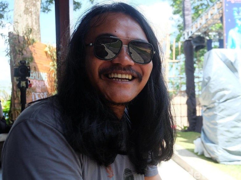 Mengenal Seniman Kuncir Sathya Viku yang Usung Budaya Rerajahan Bali Mengenal Seniman Kuncir Sathya Viku yang Usung Budaya Rerajahan Bali