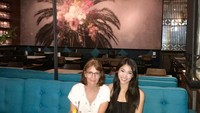 Ini nih bukti lain kedekatan Kerenina dan sang ibu. Wanita 32 tahun ini mengajak ibunya ke Pulau Dewata untuk mencicip tuna bluefin panggang dan creamed corn enak. Foto: Instagram kerenina_sunny