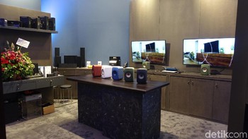 Store ini mengusung warna dominan hitam yang memberikan kesan premium. (Foto: detikINET/Josina)