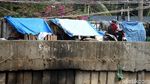Bantaran Kali Tanah Abang Kembali Kumuh dengan Gubuk Liar