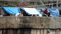 Pemandangan seperti ini tentunya makin menambah semrawut wajah Ibu Kota Jakarta.