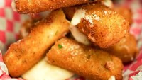 Saking banyaknya yang suka dengan mozzarella stick ini, banyak kafe yang menjadikannya salah satu menu andalan. Bahkan banyak juga yang menjual keju ini dalam kemasan beku siap goreng. Foto : instagram @marvelousmuncher