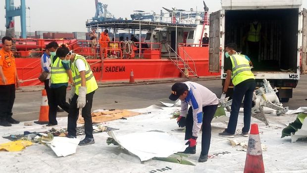 As roda dan serpihan kulit pesawat Lion Air PK-LQP