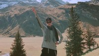 Jong Suk suka berkunjung ke pantai, hiking di pegunungan, bermain di taman dan berenang. (jongsuk0206/Instagram)
