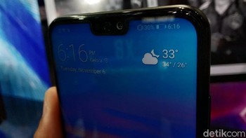 Terlihat ada notch, tren ponsel zaman sekarang. Foto: Muhamad Imron Rosyadi/detikINET