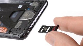 Biasanya ttray kartu SIM tak menarik, namun Mate 20 Pro menggunakan kartu memori standar baru bernama nano memory, yang ukurannya 45% lebih kecil ketimbang micro SD. Foto: Istimewa/iFixit