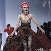 Anne Avantie merilis koleksi busana tenun dalam fashion show bertajuk Badai Pasti Berlalu, di Jakarta Fashion Week 2019, Senayan City, Jakarta, Selasa [23/10/2018]. Foto: Mohamamd Abduh/Wolipop