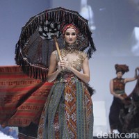 Anne Avantie merilis koleksi busana tenun dalam fashion show bertajuk Badai Pasti Berlalu, di Jakarta Fashion Week 2019, Senayan City, Jakarta, Selasa [23/10/2018]. Foto: Mohamamd Abduh/Wolipop