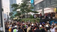 Paspampres mengizinkan dan mengatur para pejalan kaki yang ingin befoto bareng. Foto: Iin Yumiyanti/detikcom