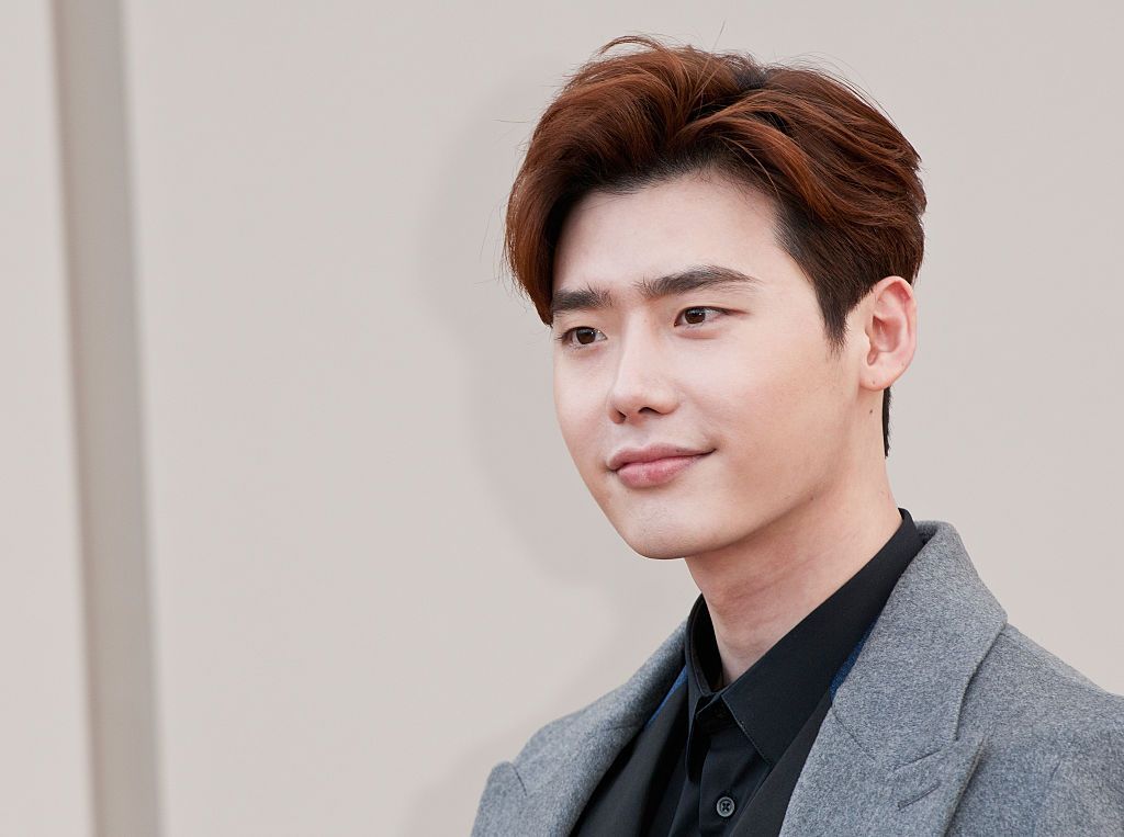 SEOUL, SOUTH KOREA - MAY 04:  Lee Jong-Suk arrives the Chanel 2015/16 Cruise Collection show on May 4, 2015 in Seoul, South Korea.  (Photo by Chung Sung-Jun/Getty Images)