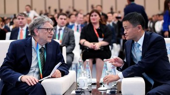Perhelatan bergengsi ini dihadiri oleh Presiden China Xi Jinping. Beberapa pejabat penting negara dan para eksekutif raksasa teknologi dunia turut berdatangan ke Shanghai. Tak heran jika pengamanannya begitu ketat. Foto: Getty Images