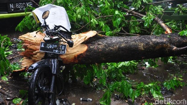 2 Mobil Ringsek Tertimpa Atap Stadion Wergu Kudus yang Ambruk
