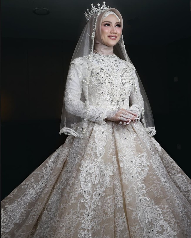 Menurut Ayu Dyan Andari, salah satu desainer gaun pernikahan favorit para hijabers, ball gown masih diminati para hijabers untuk momen sakralnya itu. Foto: Instagram/SerhanHennaArt_Bandung